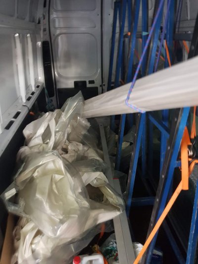 KRÁDEŽ náradia z vozidla 