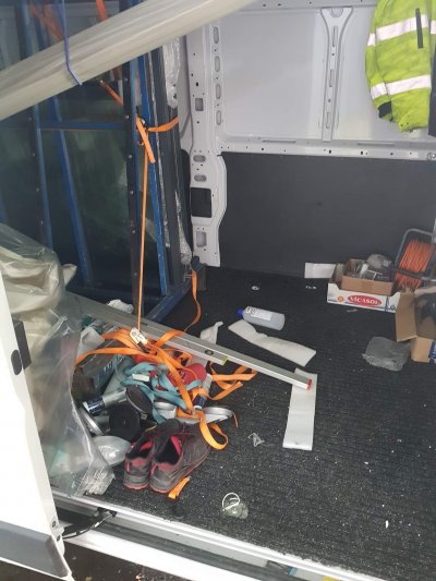 KRÁDEŽ náradia z vozidla 