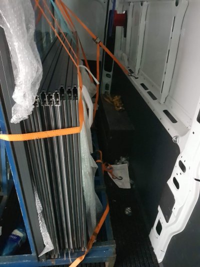 KRÁDEŽ náradia z vozidla 