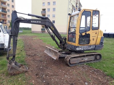 KRÁDEŽ VOZIDLA A MINI BAGRA 1AX8828