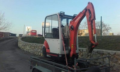 Krádež mini bagra a privesného vozíka 