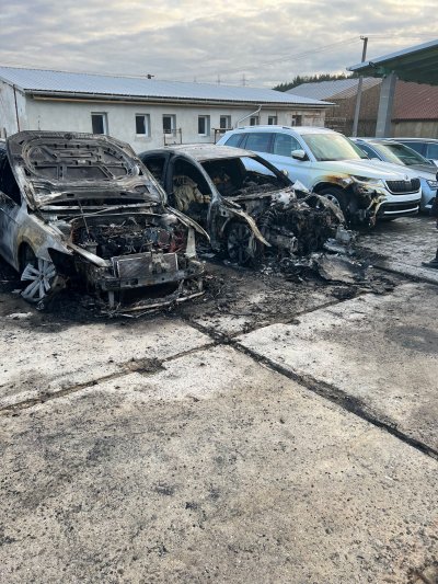 Podpalene 5 vozidiel